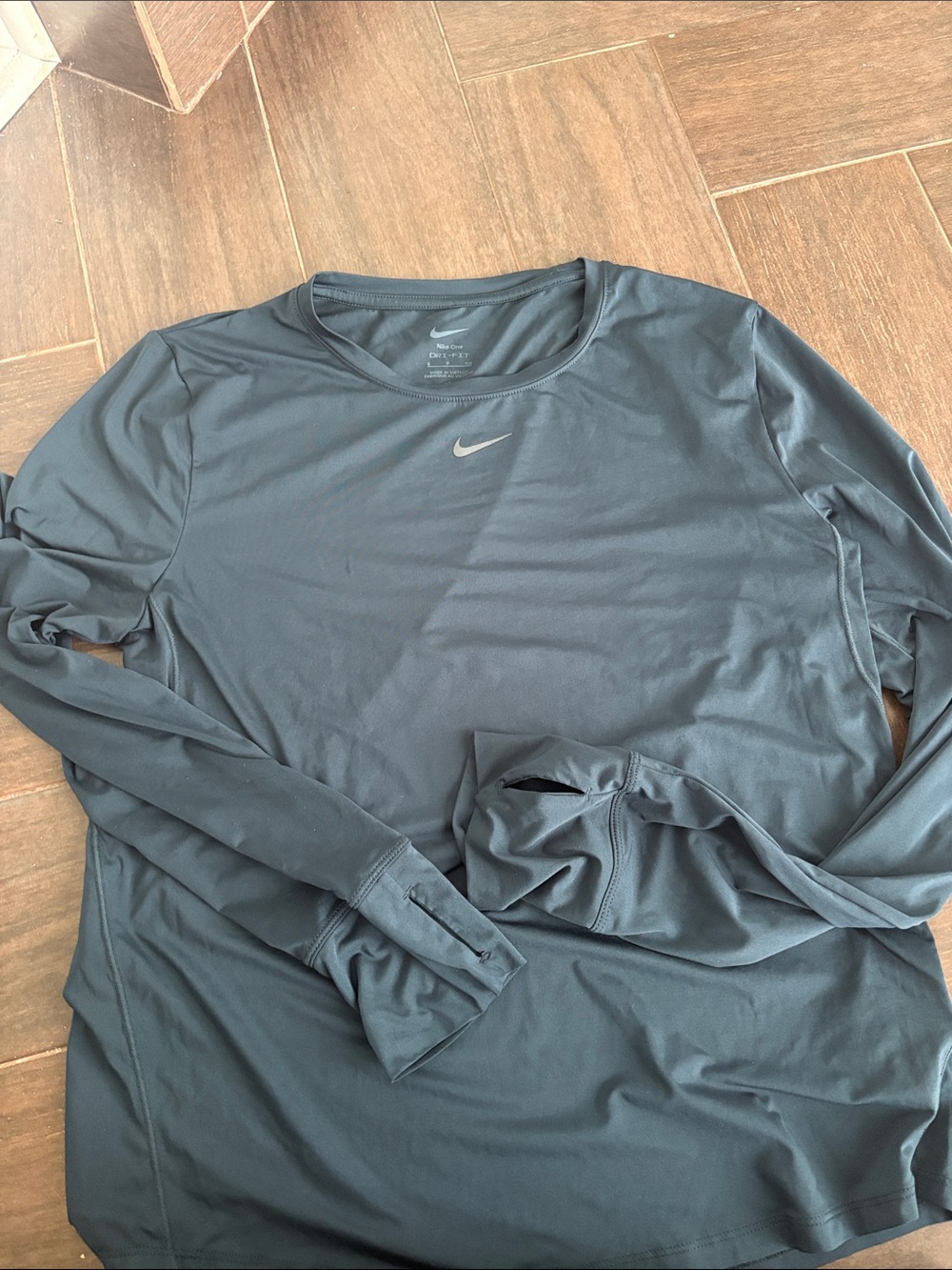 Nike women’s Long-Sleeve Crew Performance Shirt - deep blue